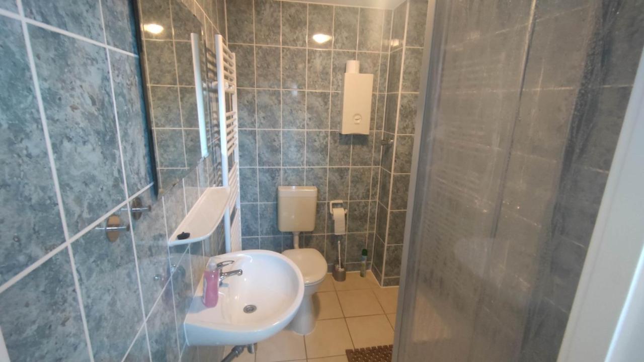 Möbliertes 1 Zimmerapartement für 3 Personen mit Bad und Küchenzeile Berlin Exterior foto